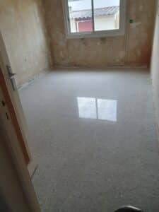Chantier de ponçage de sol en granito à Lignan-sur-Orb