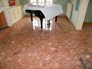 https://www.marbreponcetou.fr/sx-content/uploads/articles/poncage-de-sol-en-granito-2.jpg